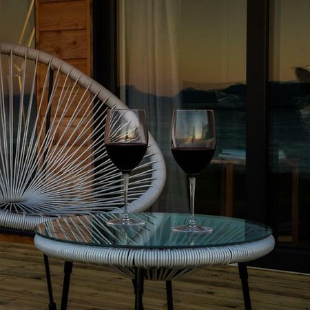 Stay On The Bay, Skye Broadford  Bagian luar foto