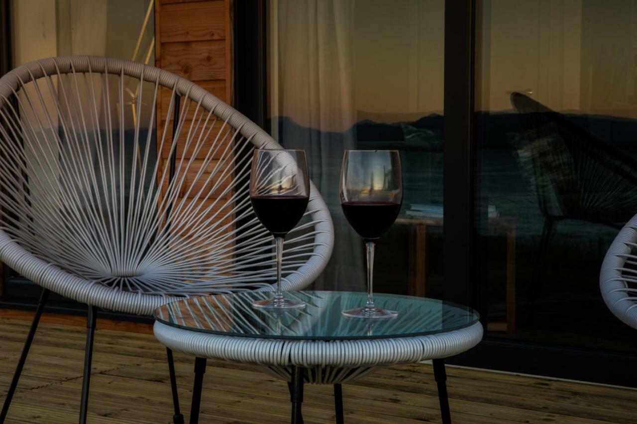 Stay On The Bay, Skye Broadford  Bagian luar foto