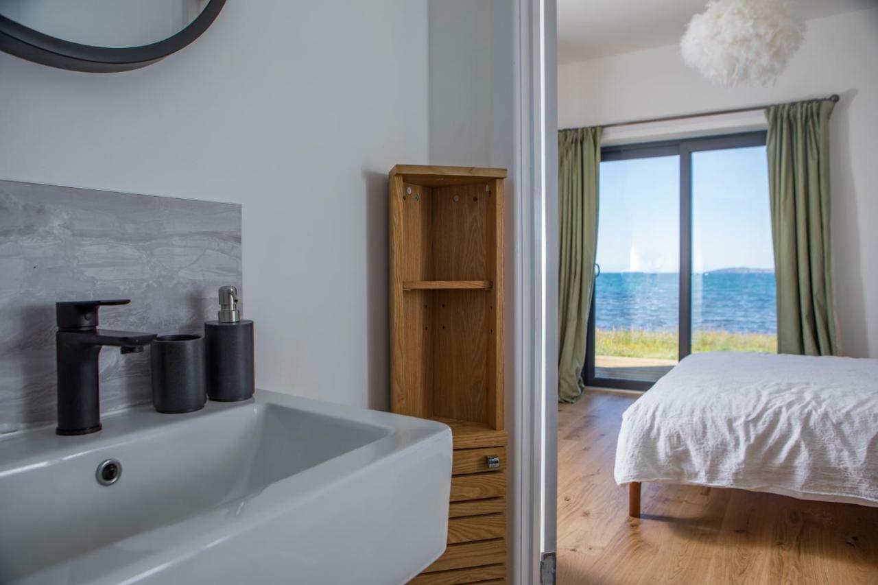 Stay On The Bay, Skye Broadford  Bagian luar foto